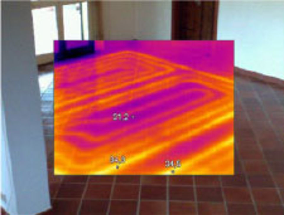Skutečný snímek FLIR: termální obraz topných okruhů překrytý přes fotografii podlahy